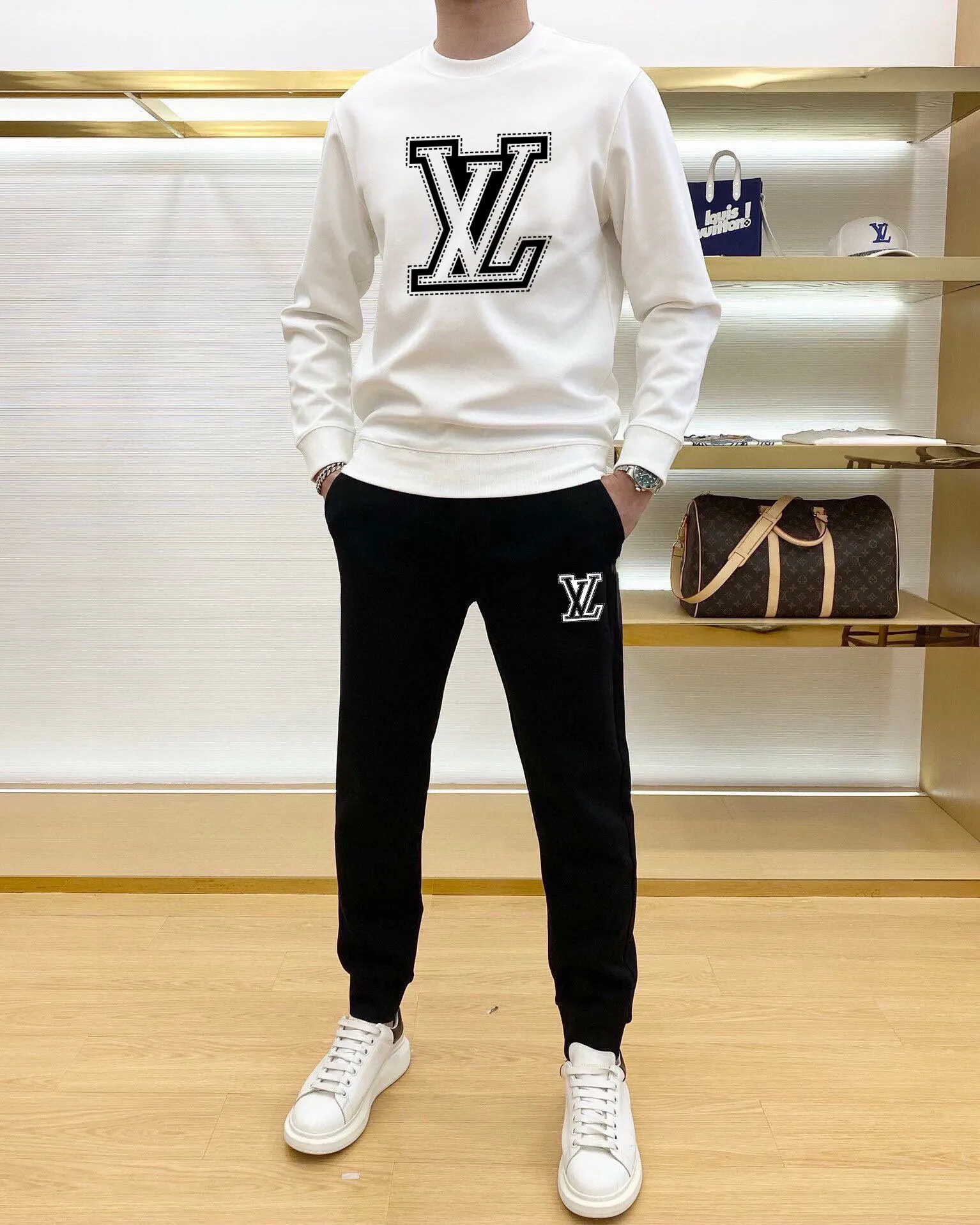 🅿️380 [LV Louis Vuitton] (Fat Man Gospel) hot-selling suit is coming. Focus on the original version of the official website. 2025 new hot-selling sweatshirt suit. The original order is hard to buy🇭🇰. It is the meticulous work of top designers for a fitting and perfect upper body effect. All-natural high-quality Roman cotton 100%, close-fitting comfort, noble and elegant! Original hardware embodies elegance and nobility! Counter size: M-5XL (maximum wear up to 220 pounds)